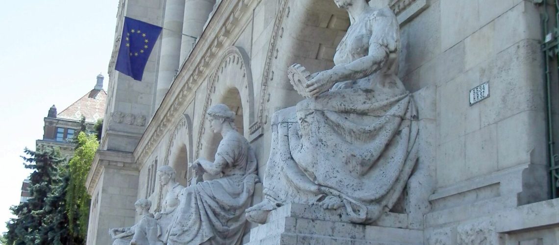 2. főbejárat szobrai (1) 2. főbejárat szobrai (1)